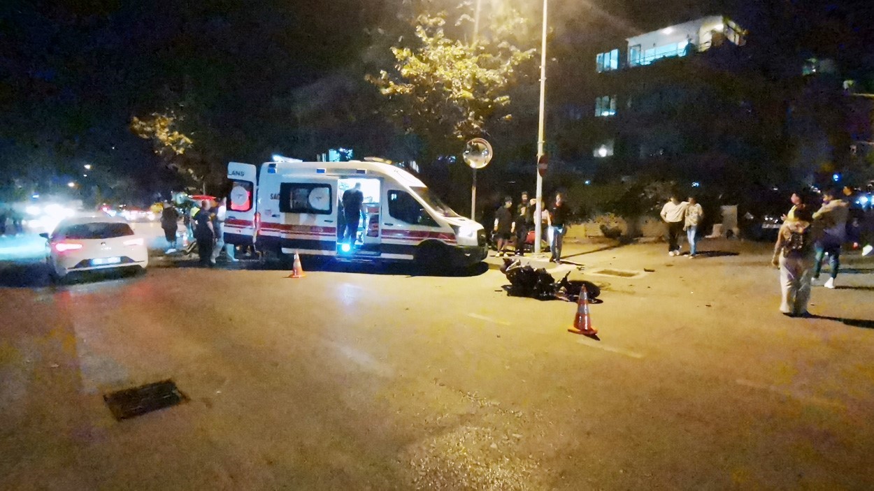 Mudanyada Motosiklet Otomobile Çarptı: 2 Yaralı