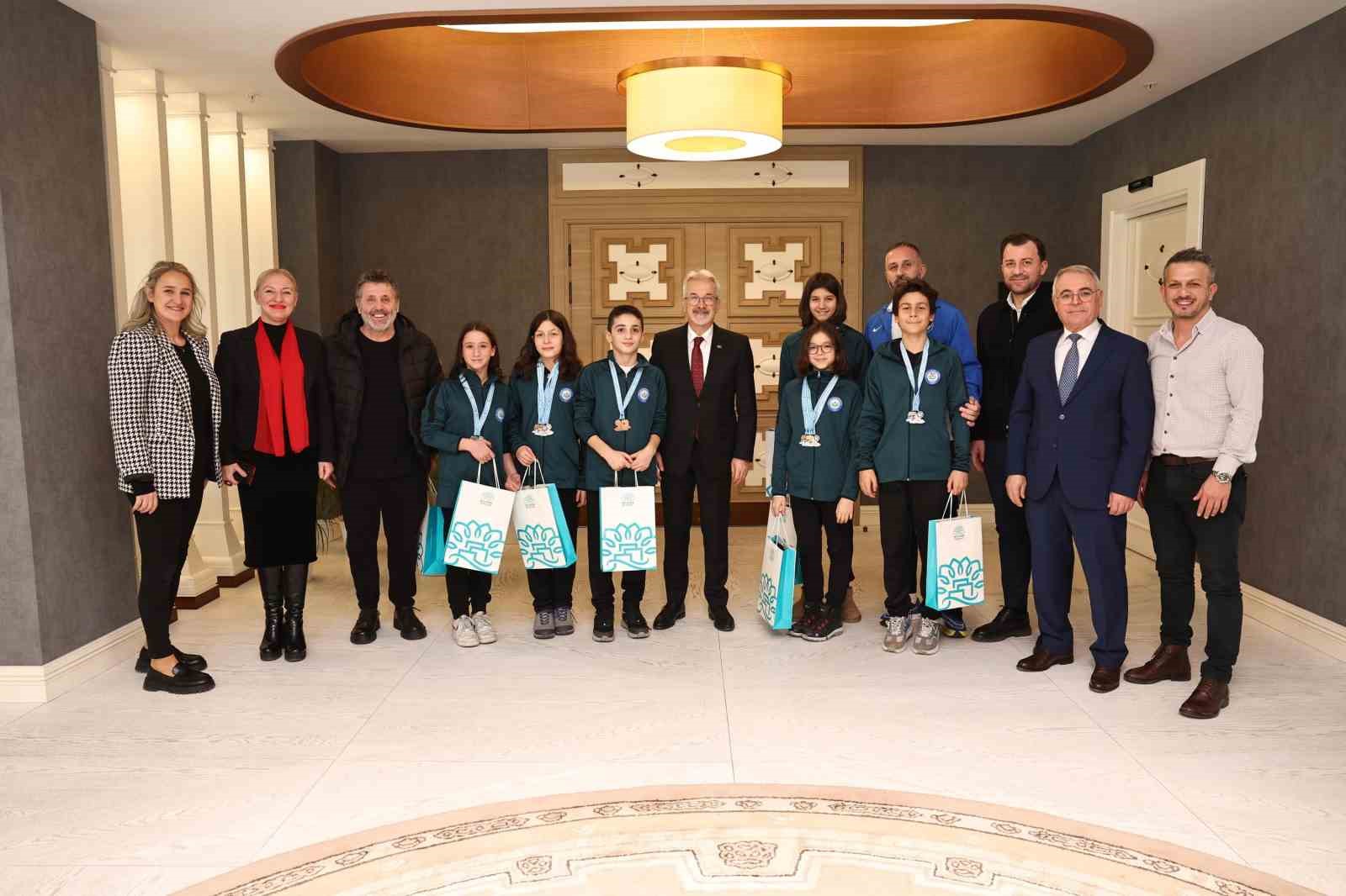 Nilüferin Genç Yüzücüleri Başarılarıyla Gururlandırdı