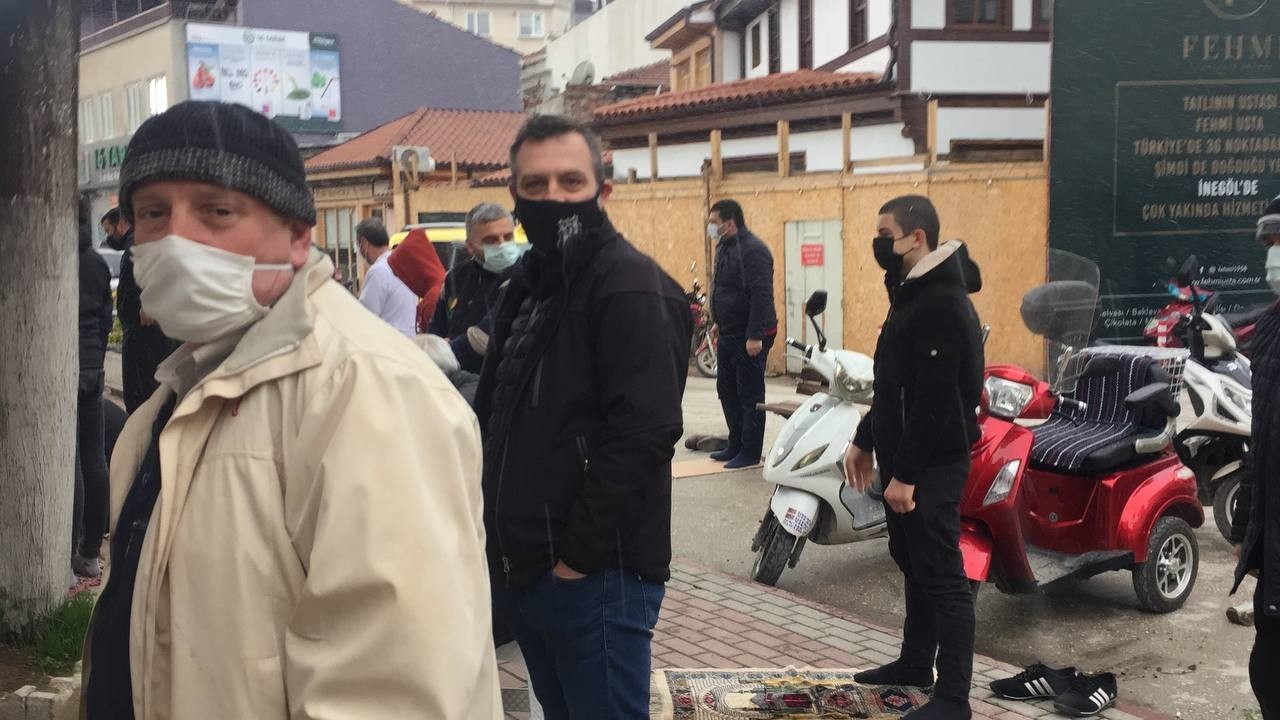 Cuma'ya Gidenler Namazlarını Kar Altında Kıldı