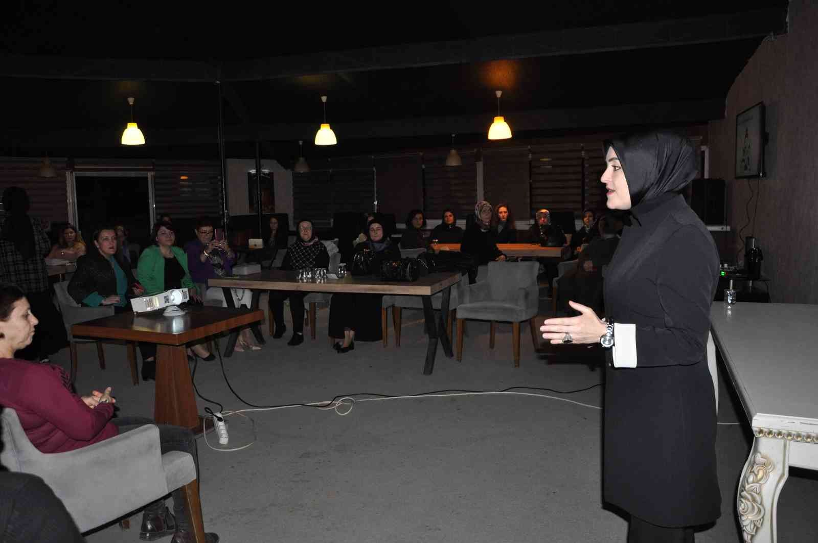 Nitelikli Kadın Nitelikli Toplum Seminerine Yoğun İlgi