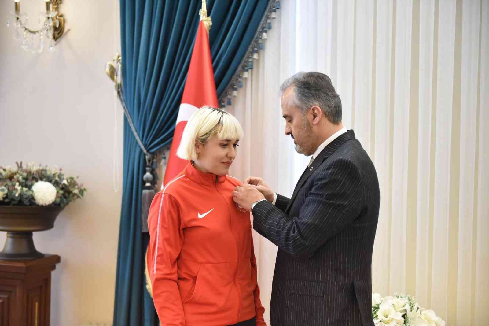 Ödüllü Sporculardan Başkan Aktaş'a Ziyaret