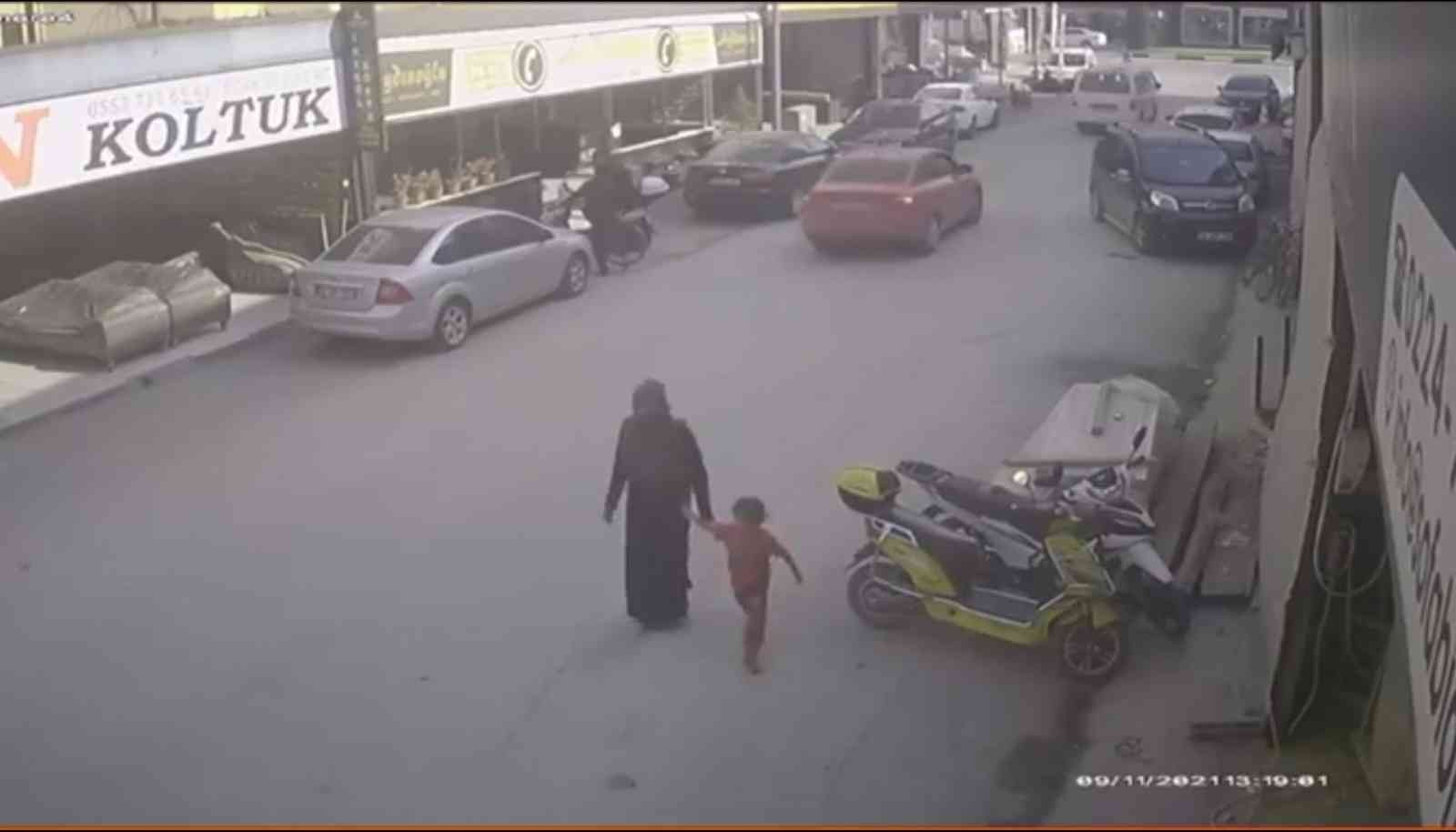 Oğluna Hırsızlık Yaptıran Kadın Kameraya Yakalandı