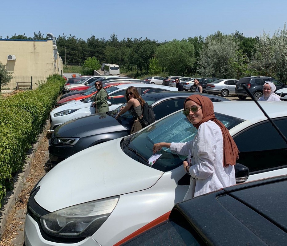 Öğrencilerden Kampüsteki Sürücülere ‘Güvenli Park Bilgilendirmesi