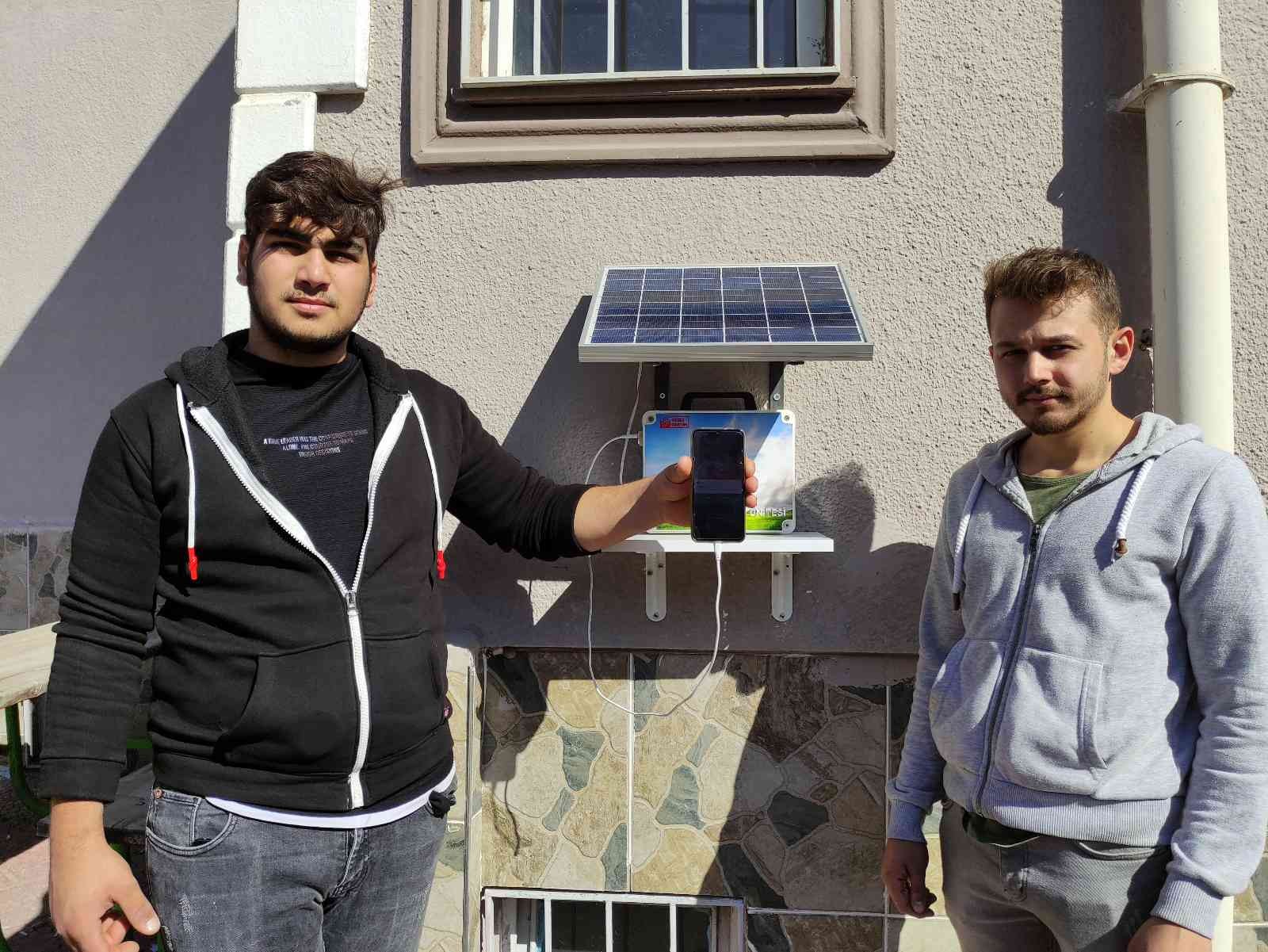 Öğretmen Öğrencileri İçin Güneş Enerjisiyle Çalışan Şarj İstasyonu Yaptı