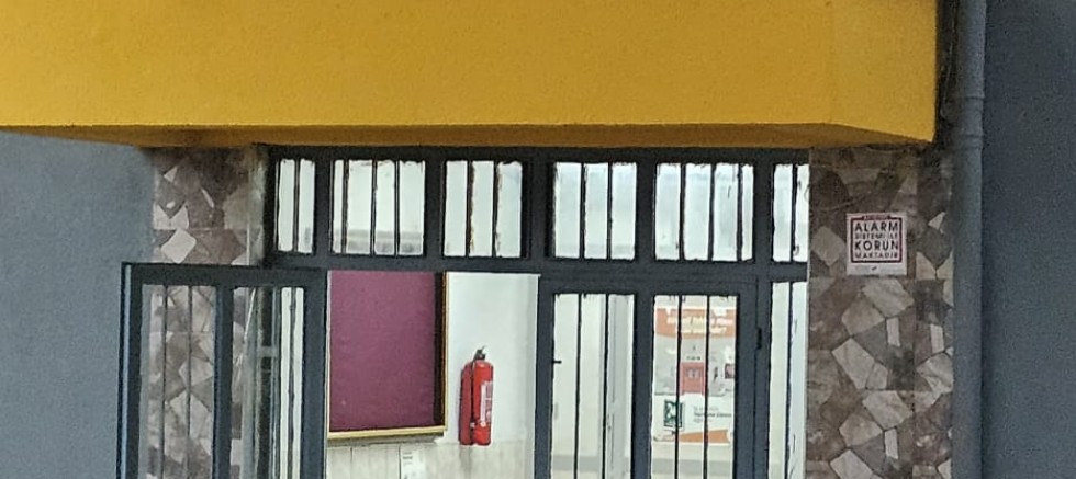 Öğretmen Yok, Müdür Var Öğrenci Yok, Okul Var!