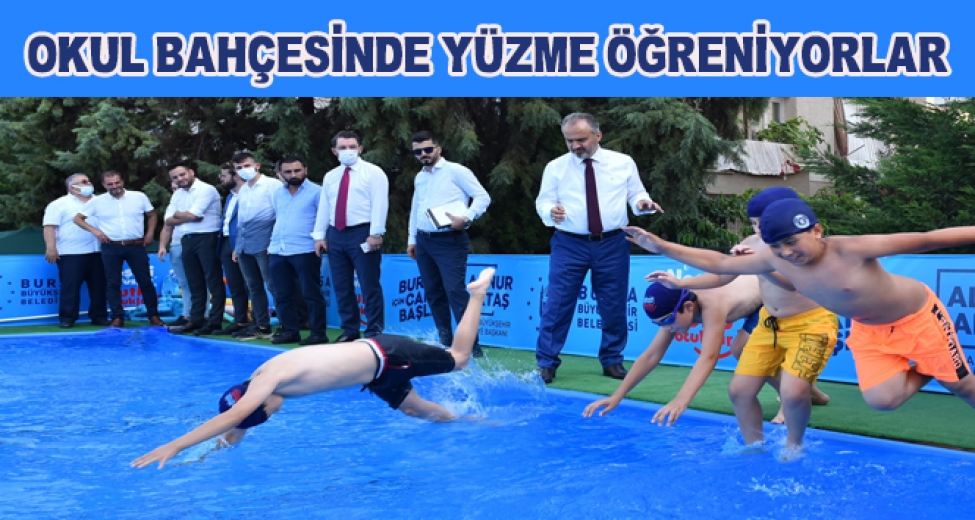 Okul Bahçesinde Yüzme Öğreniyorlar