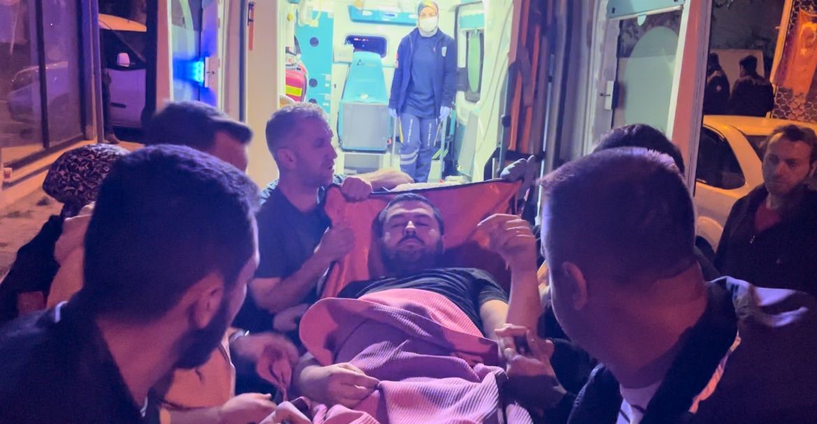 Önce Husumetliler Sonra Aileler Birbirine Girdi... Kiracı, Dükkan Sahibini Silahla Yaraladı