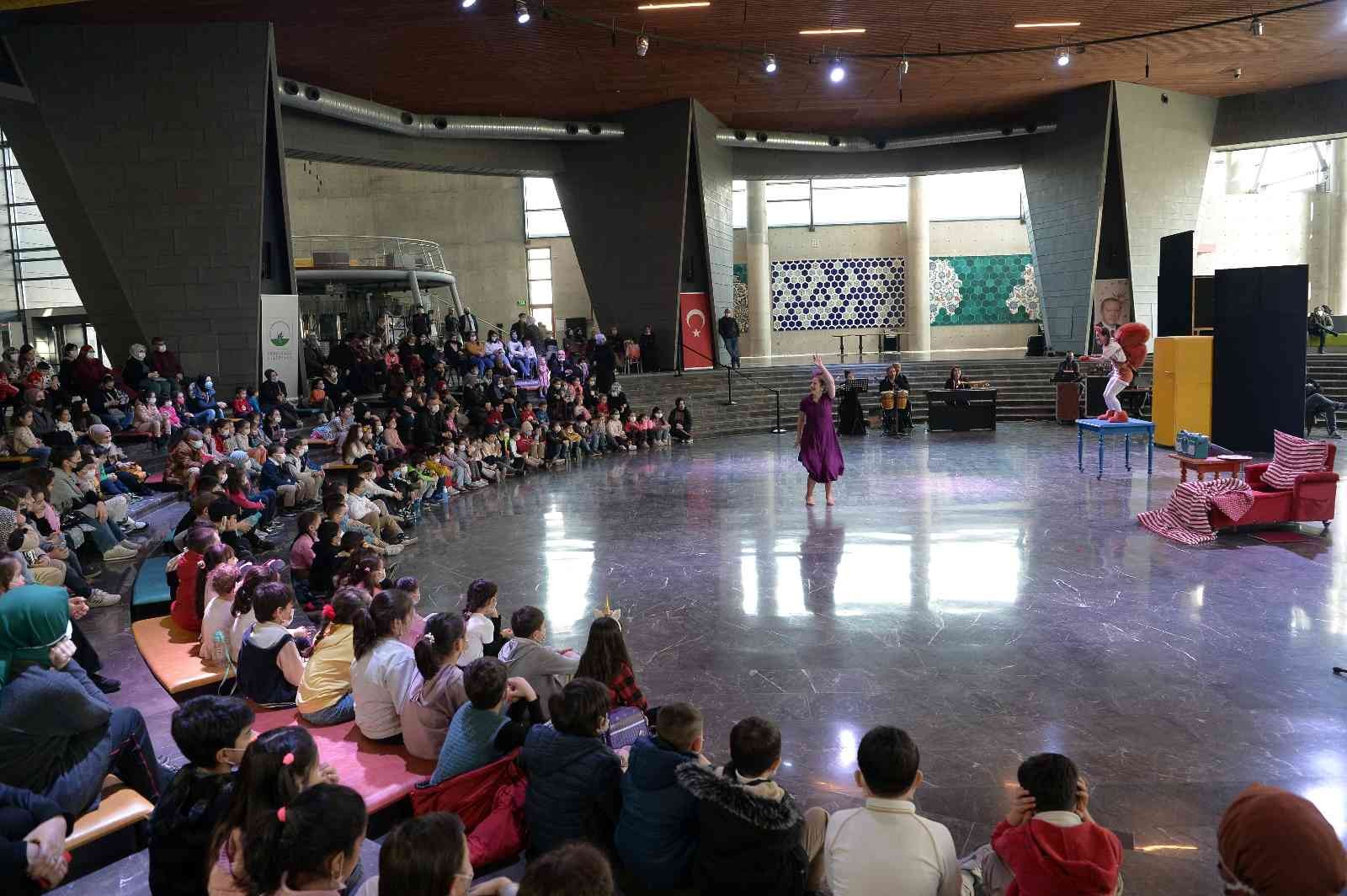 Osmangazi'de Çocuklar Tiyatroyla Eğlendi