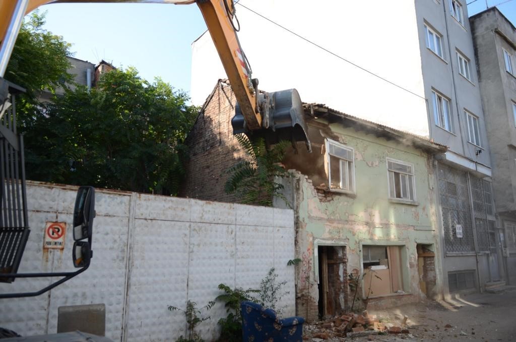 Osmangazide Tehlike Saçan Metruk Binalar Yıkılıyor