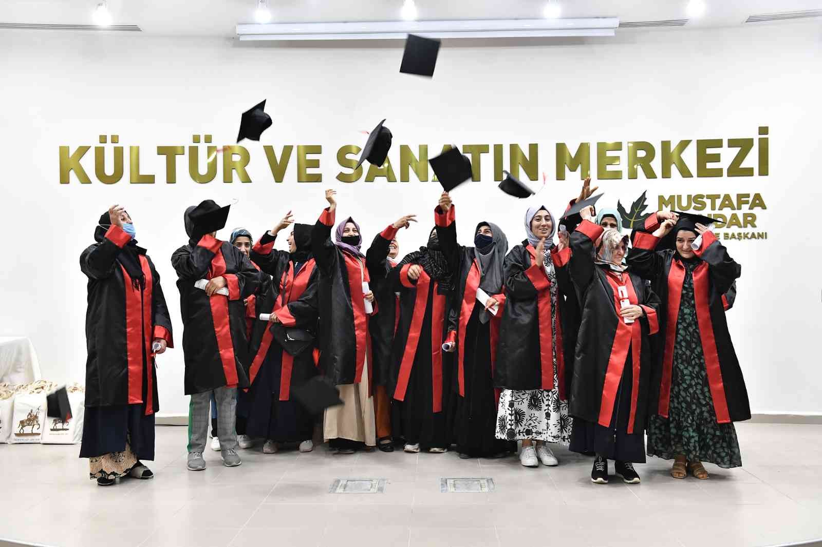 Osmangazide Yetişkinlerin Mezuniyet Sevinci