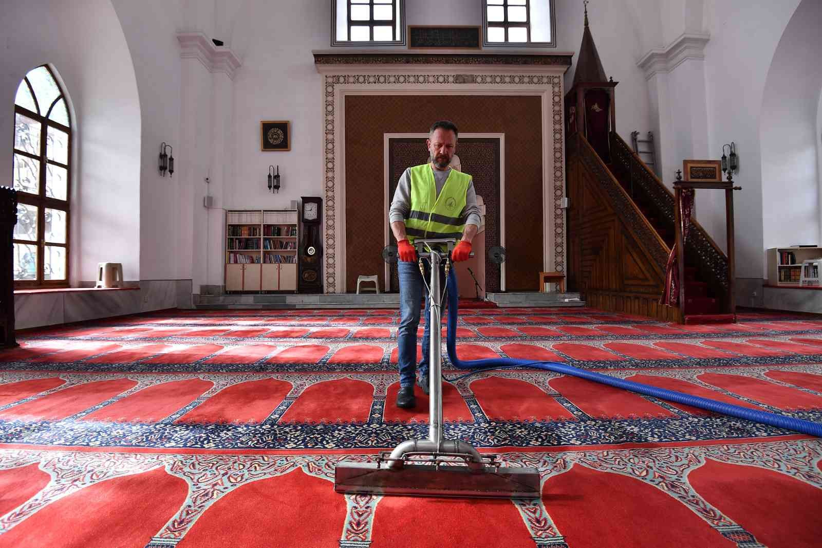 Osmangazi'nin Camilerinde Ramazan Temizliği