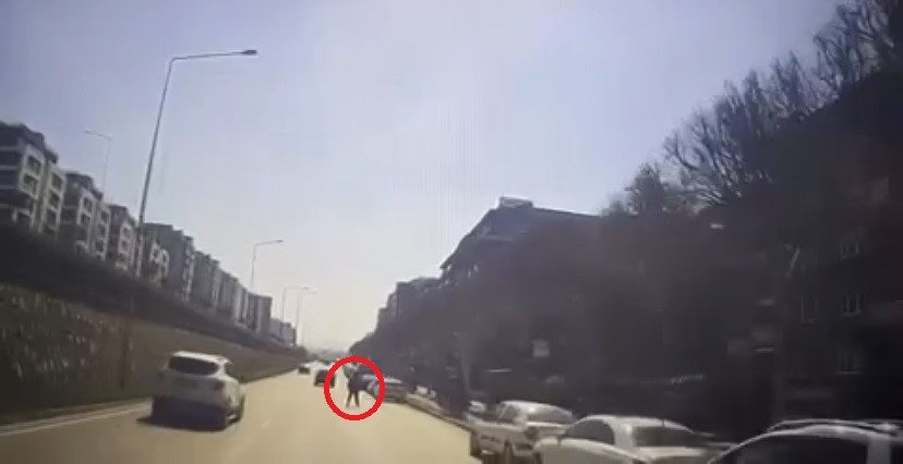 Bursa'da Otobüse Binmek İçin Yola Atladı!