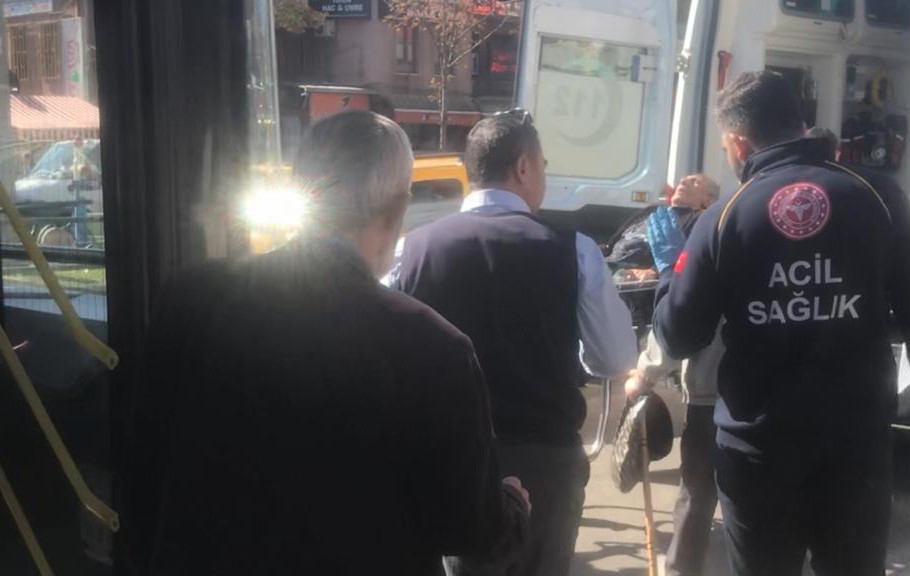 Otobüste Rahatsızlanan Yolcu Ambulansla Hastaneye Kaldırıldı