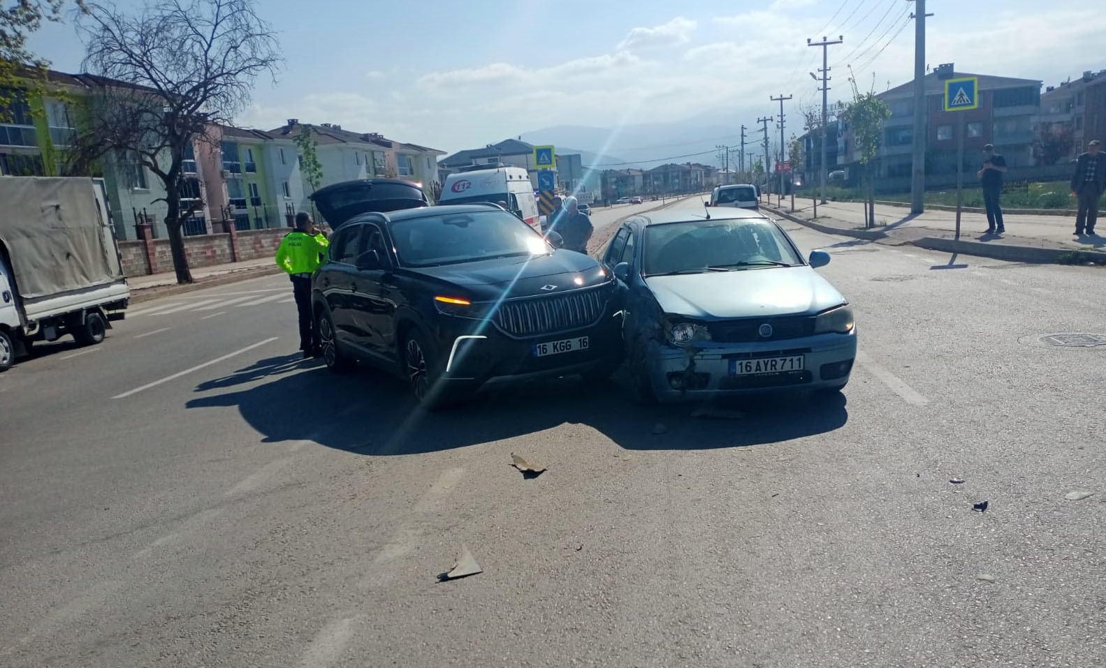 Otomobil İle Cip Çarpıştı: 3Ü Çocuk 5 Kişi Yaralandı