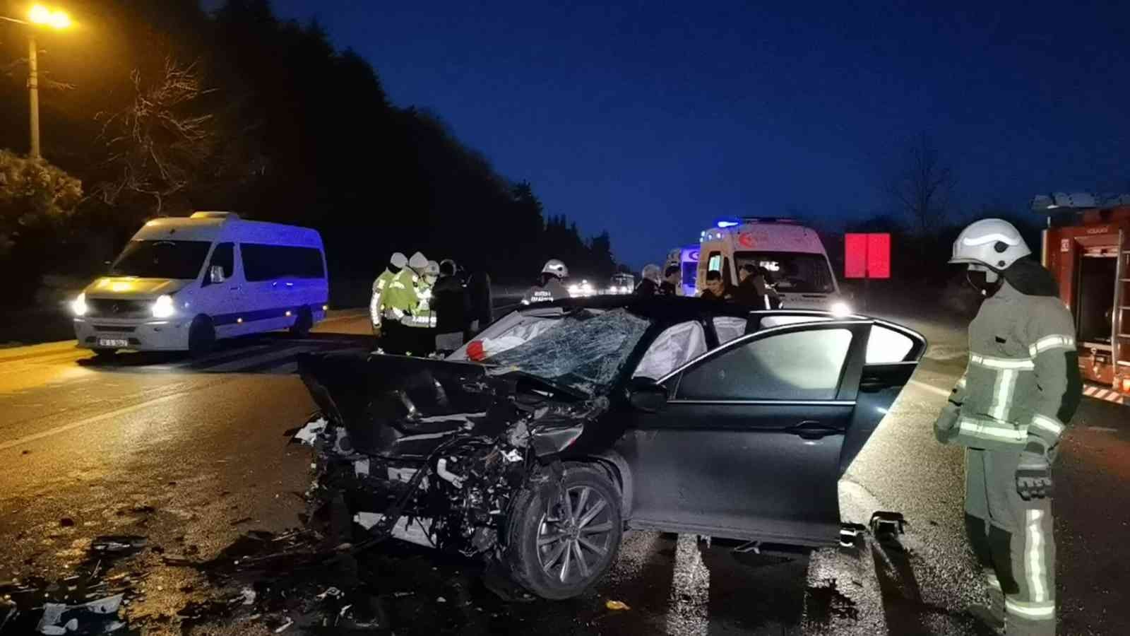 Otomobil İle Kamyon Çarpıştı