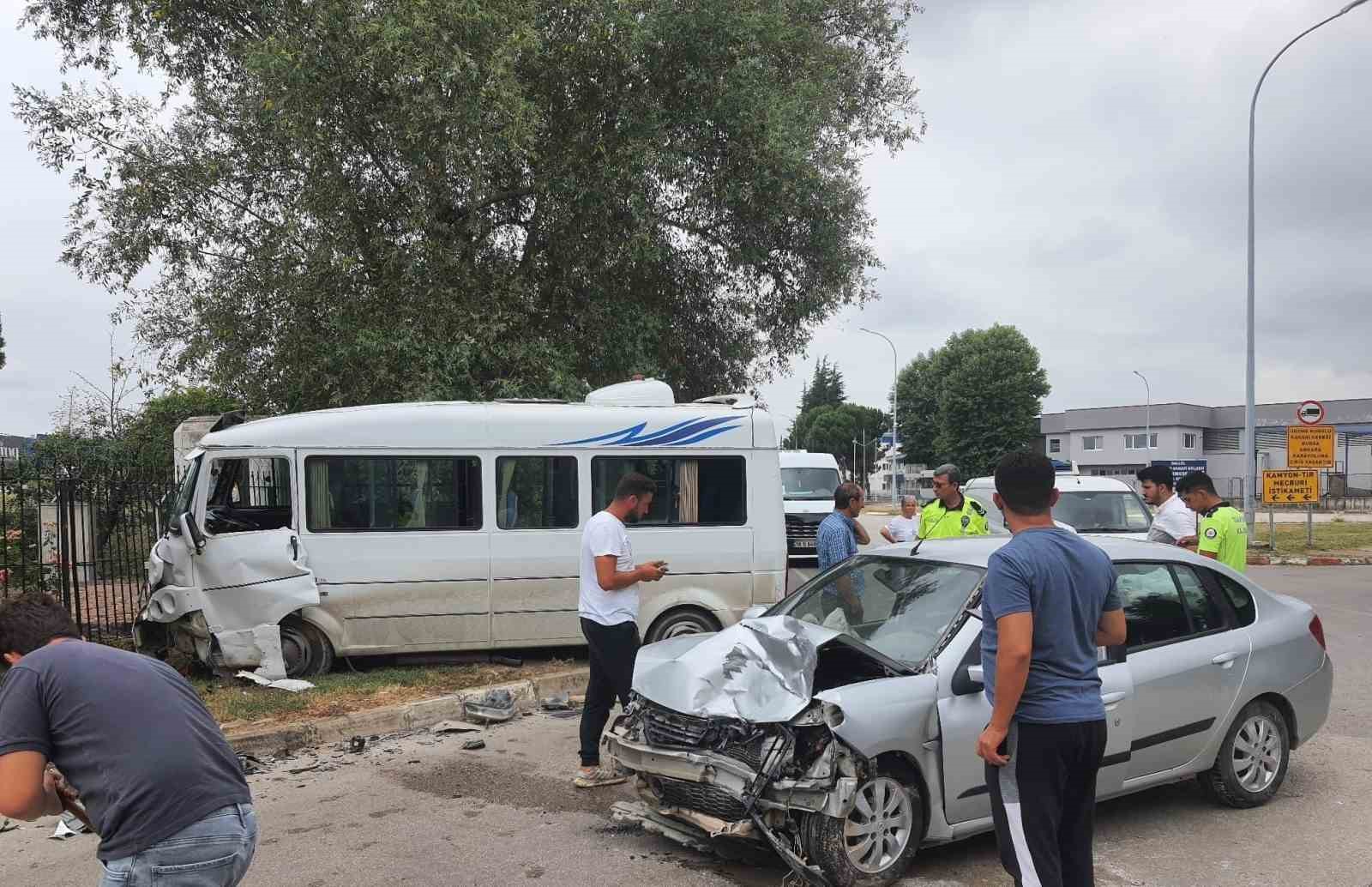 Otomobil İle Minibüs Çarpıştı : 4 Yaralı