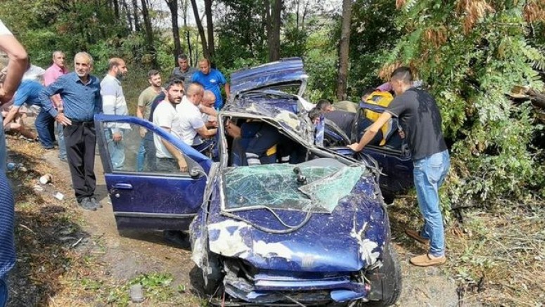 Otomobil okul servisi ile çarpıştı!