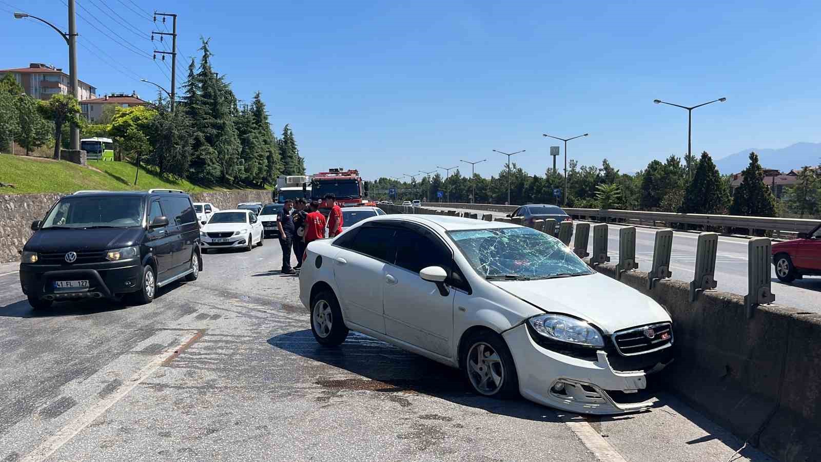 Otomobil Refüje Çarptı: 3 Yaralı