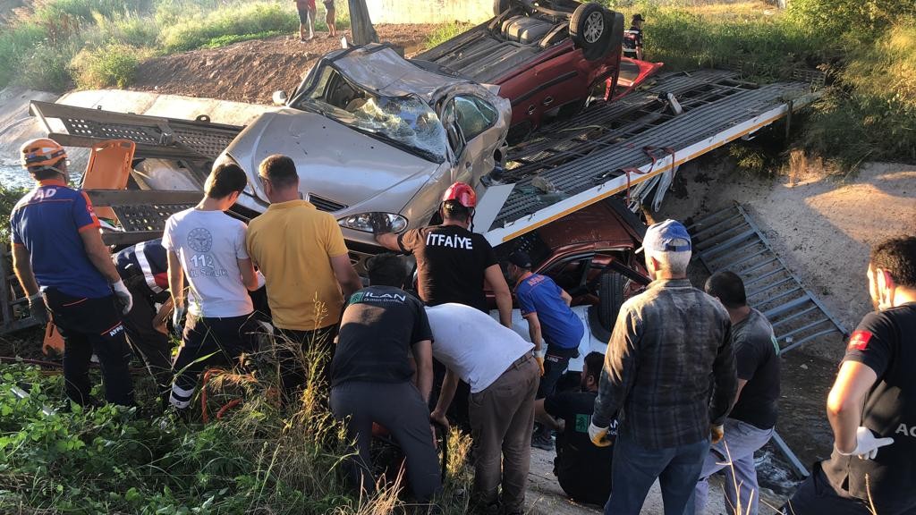 Otomobil Taşıyan Tır Viyadükten Uçtu: 1 Yaralı