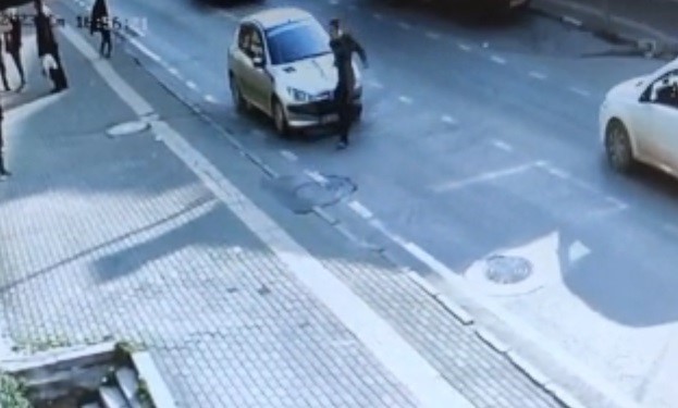 Otomobilin Çarptığı Adam Metrelerce Savruldu