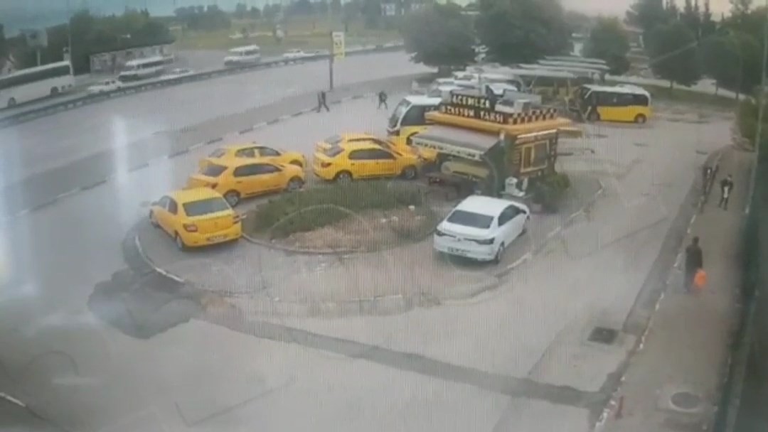 Otomobilin Durağa Daldığı Anlar Kamerada....