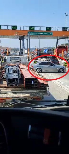 Otoyolda Gişe Değiştiren Otomobil Trafiği Tehlikeye Düşürdü