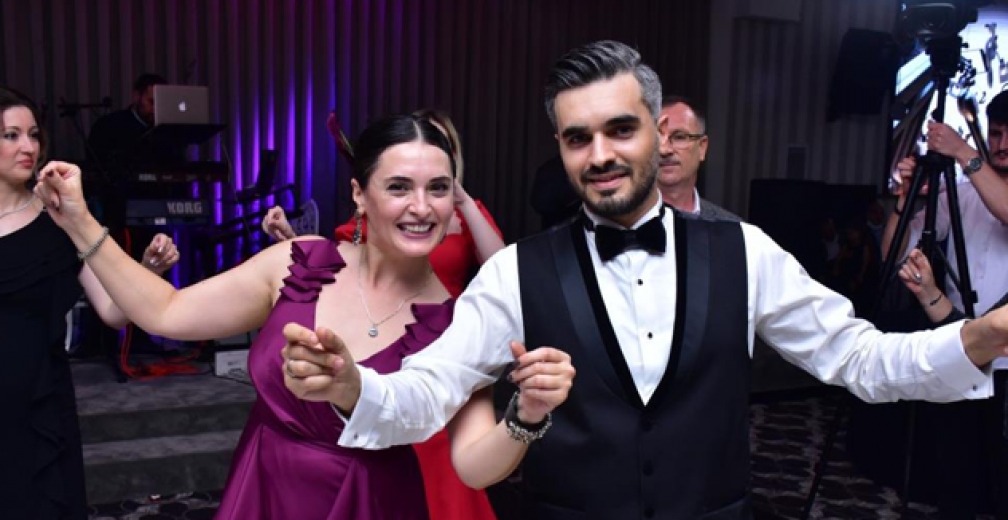 Oyuncu Aslıhan Gürbüz Kardeşinin Düğününde Çiftetelli Oynadı