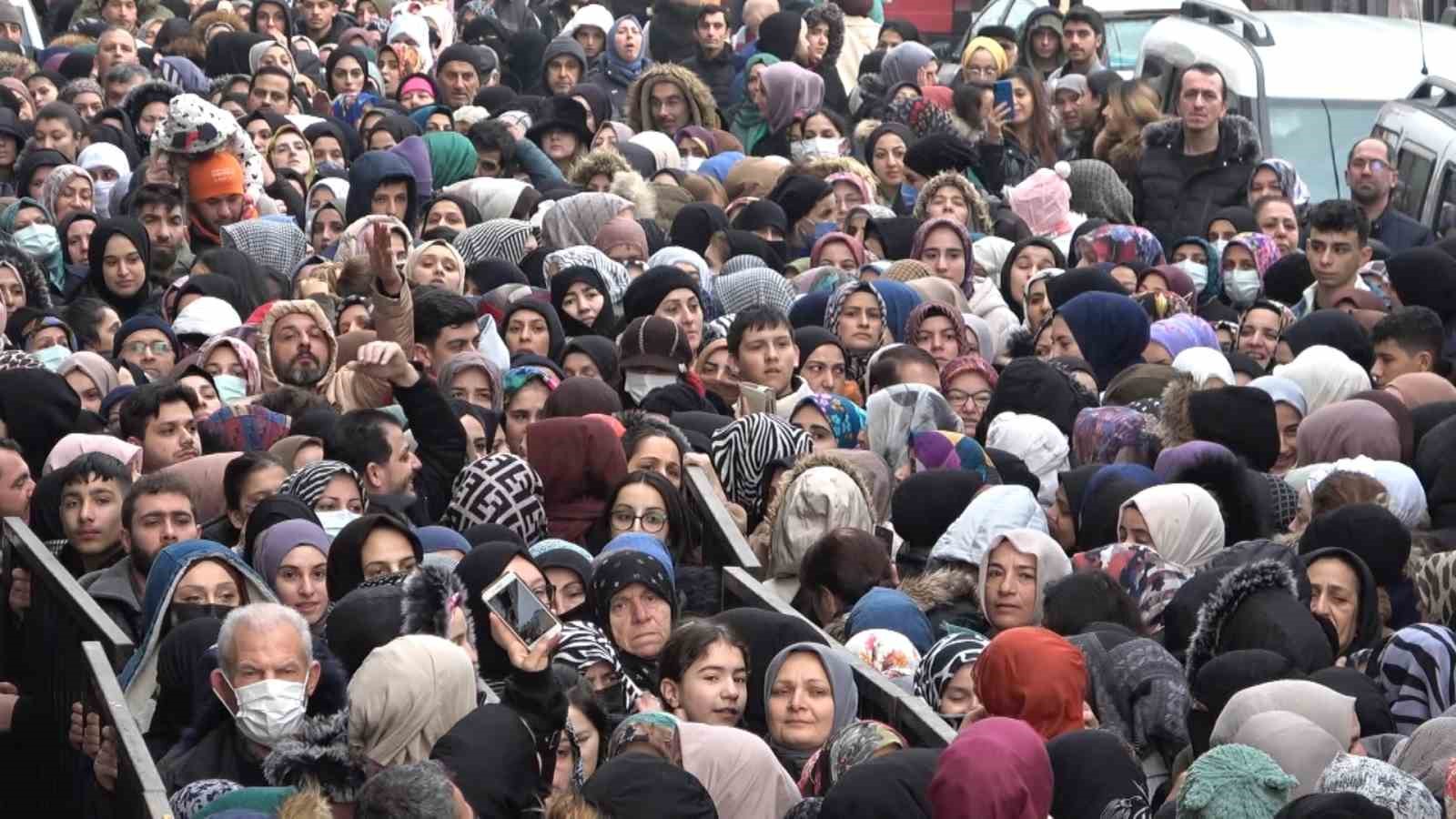 (Özel) Bursada Ucuz Tencere, Tabak Çılgınlığı...birbirlerini Ezip, Çocuklarını Kaybettiler