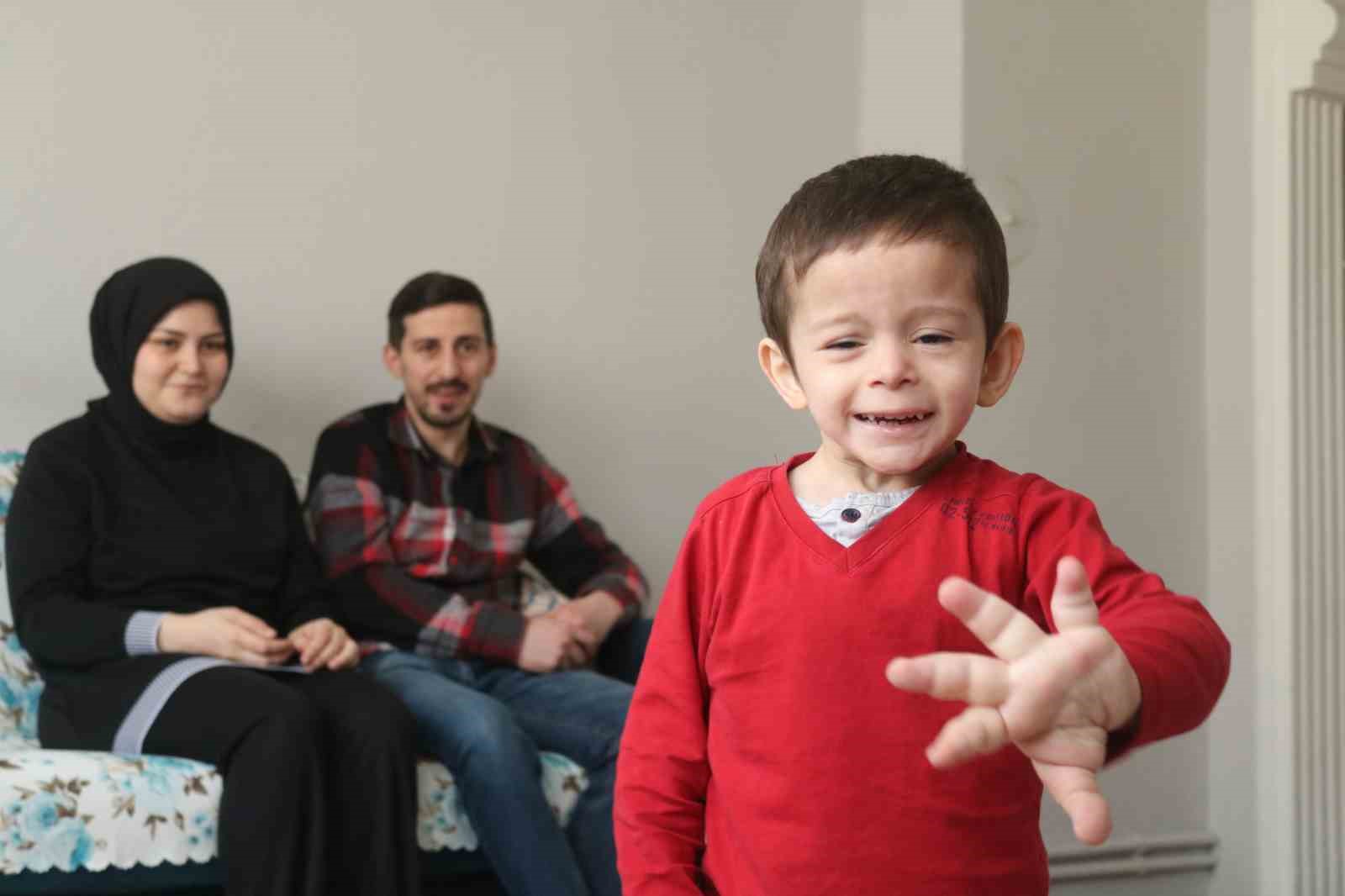 4 Yaşındaki Çocuğun El Ve Ayakları Olması Gerekenden 4 Kat Daha Büyük