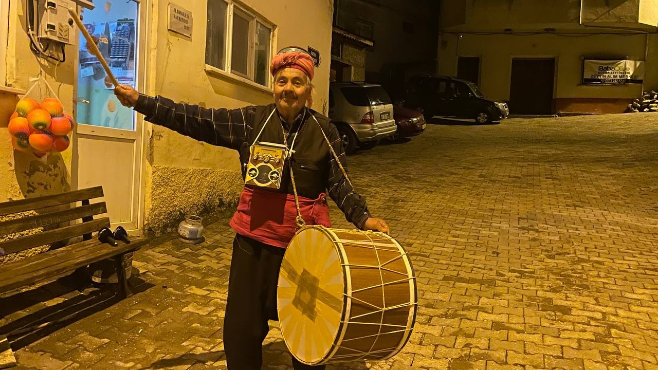 75 Yaşındaki Davulcu, Köyü Sahura Kaldırıyor