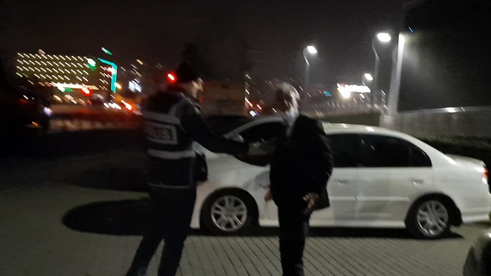 Alkollü Sürücü Aracını Bağlatmamak İçin Kaputa Oturup Polislere Direndi