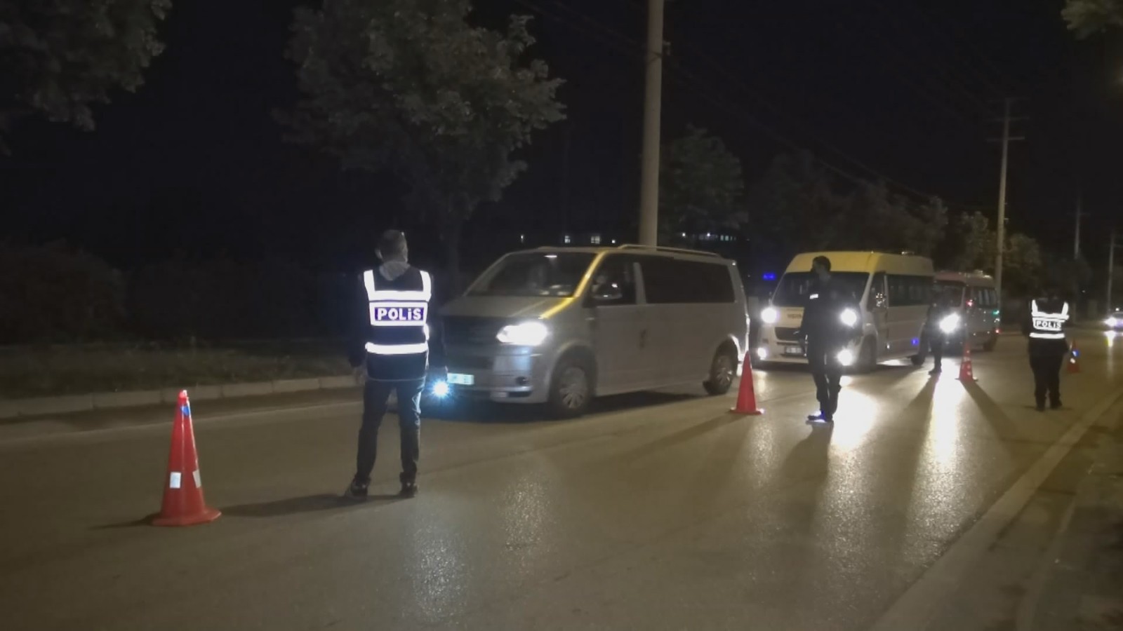 Alkollü Sürücü Dur İhtarına Uymadı, Otomobili Polislerin Üzerine Sürdü..
