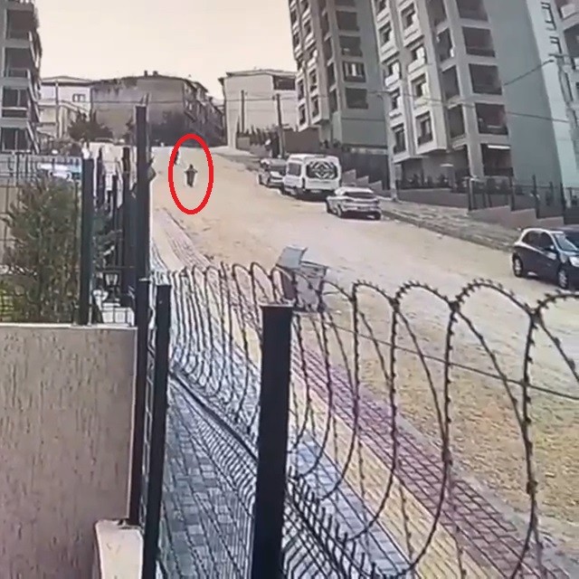 Arkadaşlarıyla Bisiklet Süren Çocuk Taşlı Yolda Metrelerce Savruldu