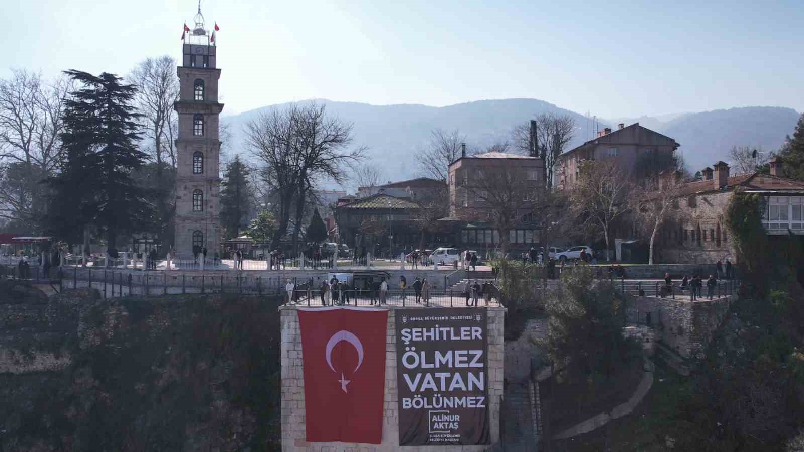 (Özel) Bursada Başını Kaldıran O Yazıyı Okudu: Şehitler Ölmez Vatan Bölünmez”