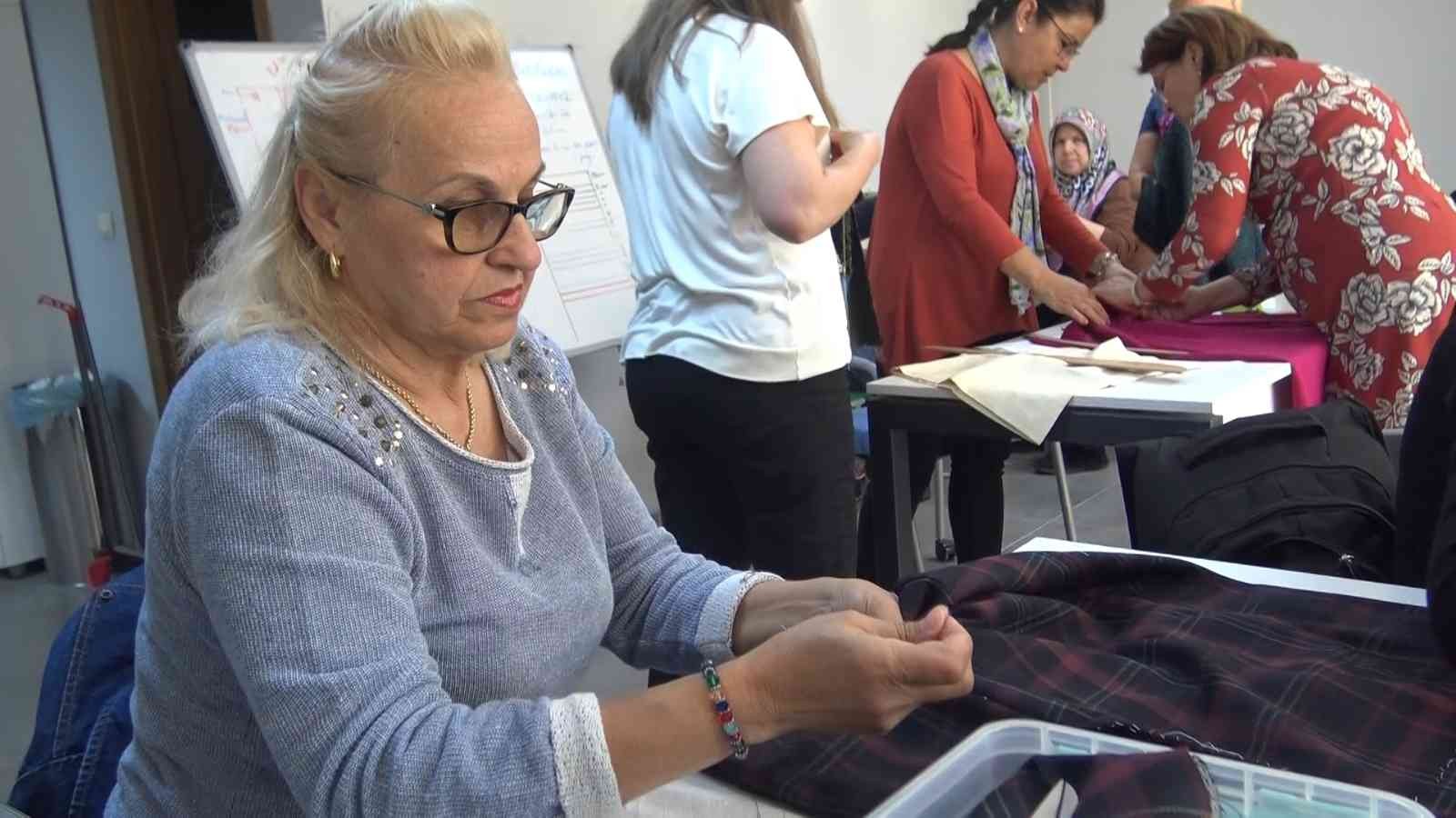 Bursada Kadınlar Hem Meslek Öğreniyor, Hem Gelir Elde Ediyor