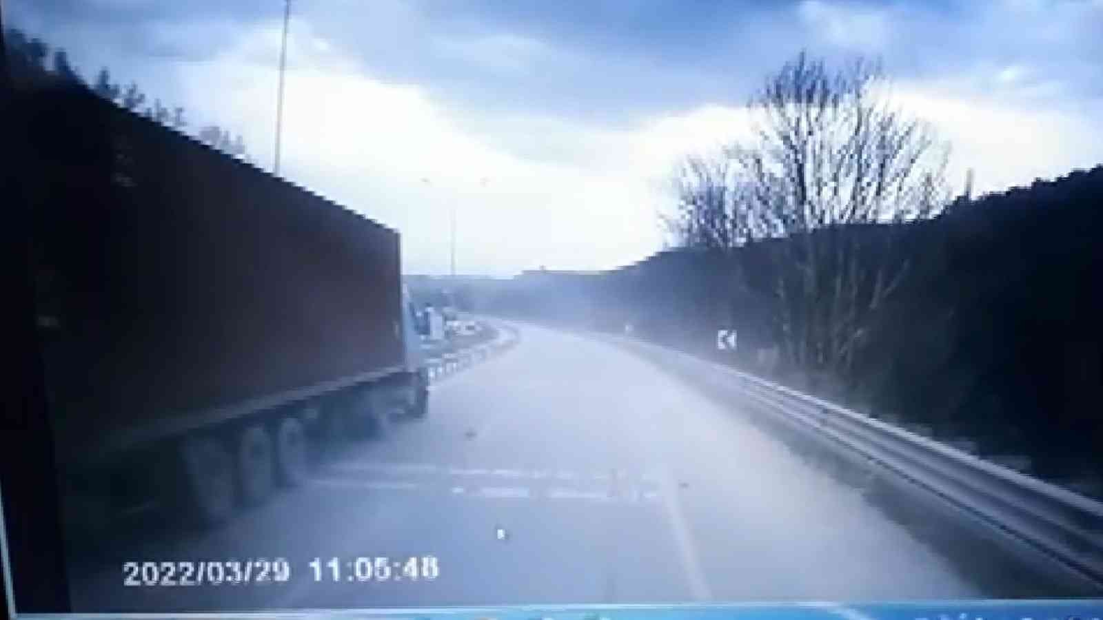 Bursa'da Karayolunda Tırın Kaza Anları Kamerada