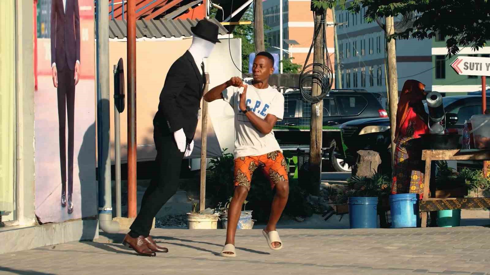 (Özel) Bursalı Cansız Manken Afrikalıları Korkuttu