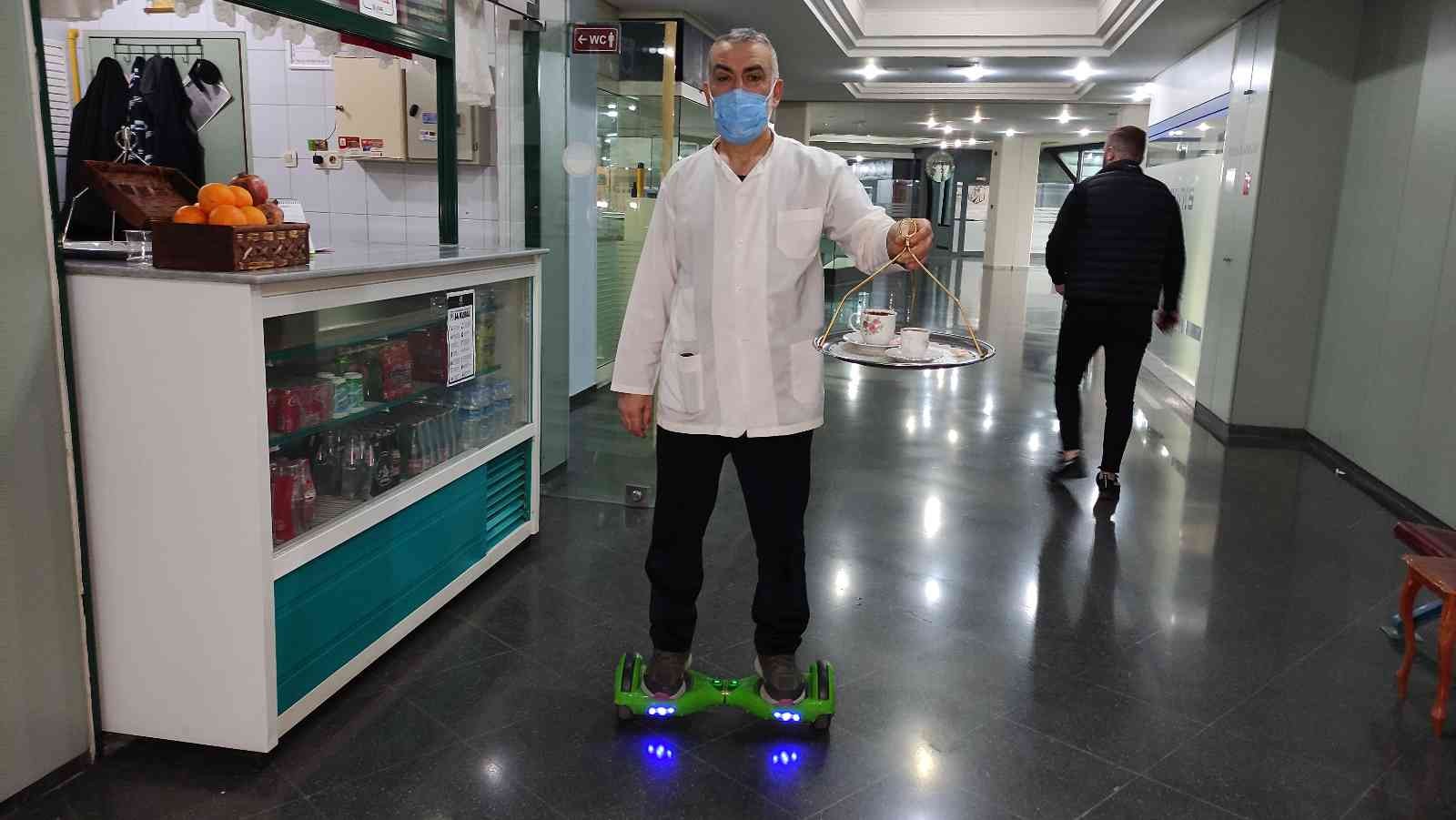 Çayları Uçarak Servis Ediyor