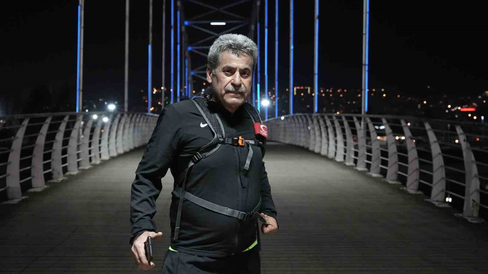 (Özel) Dükkanını Kapatıp 20 Kilometrelik Yolu Koşarak Gidiyor