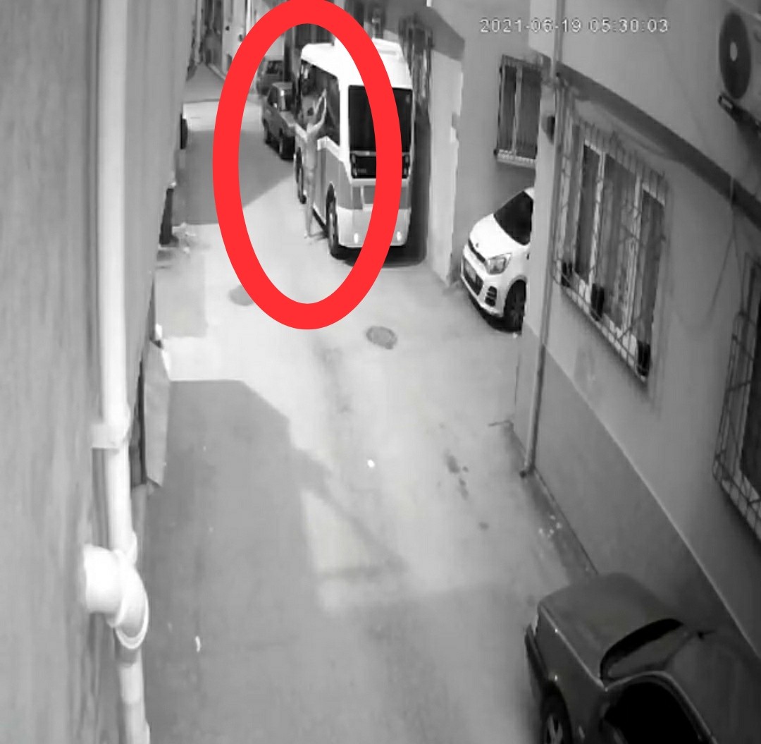 (Özel) Fare Deliğinden Girdi, Minibüsü Soydu