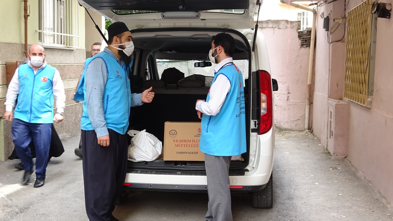 İmamlar Kapı Kapı Gezip İhtiyaç Sahiplerine Ulaşıyor