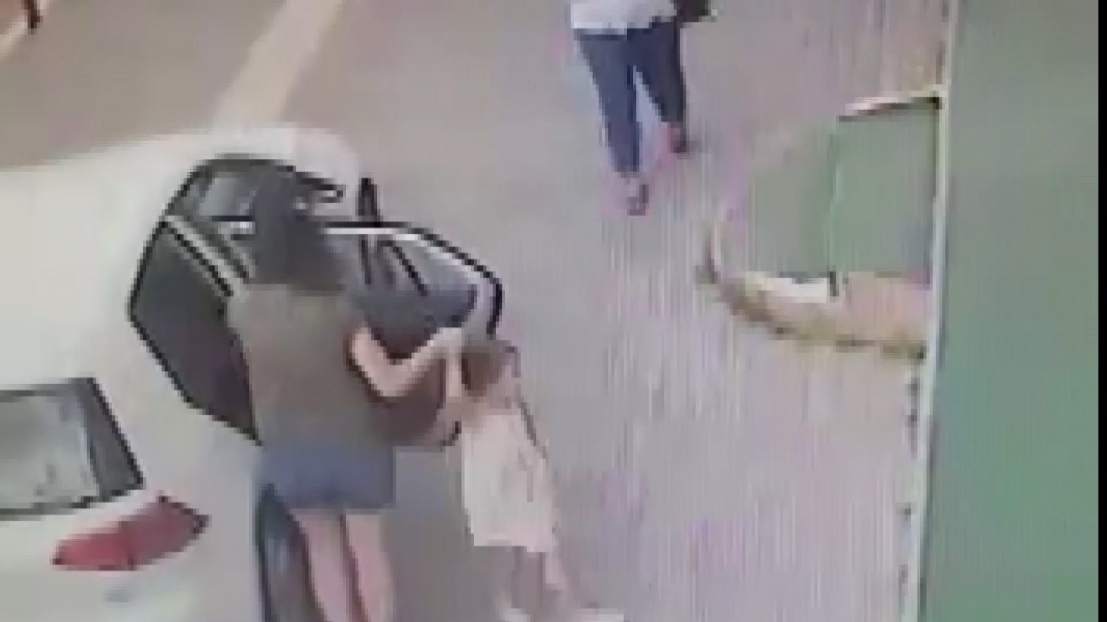 Küçük Kızın Kolundan Düşen Altın Künyeyi Alan Kişi Güvenlik Kameralarına Yakalandı