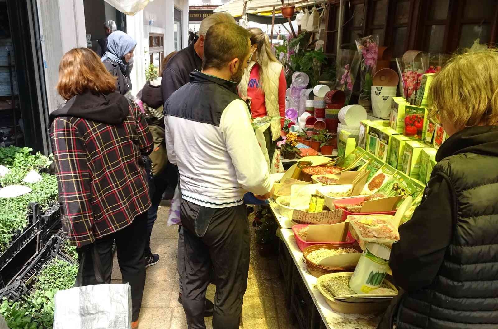 Vatandaşlar Kendi Sebzesini Yetiştirmek İçin Tohumculara Akın Etti