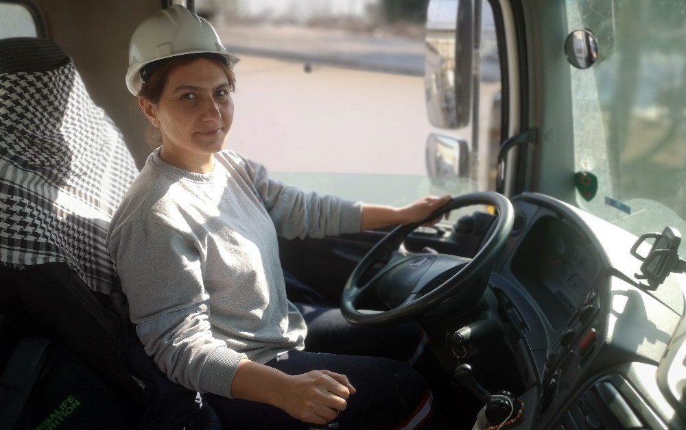 Elinin Hamuru İle 12 Tonluk Beton Mikseri Kullanıyor