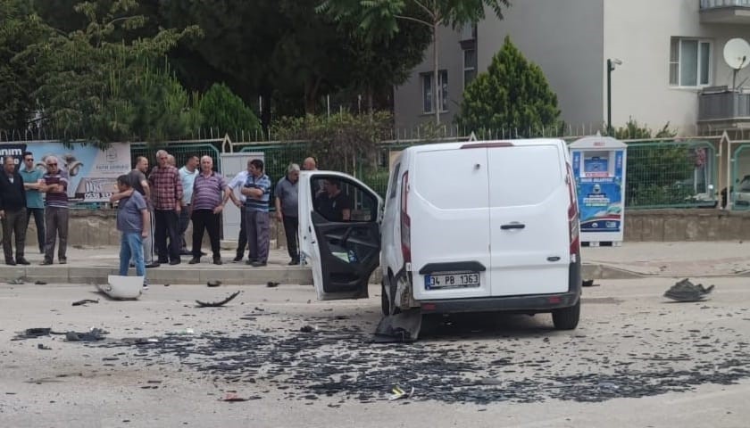 Para Taşıyan Banka Minibüsü İle Kamyonet Çarpıştı