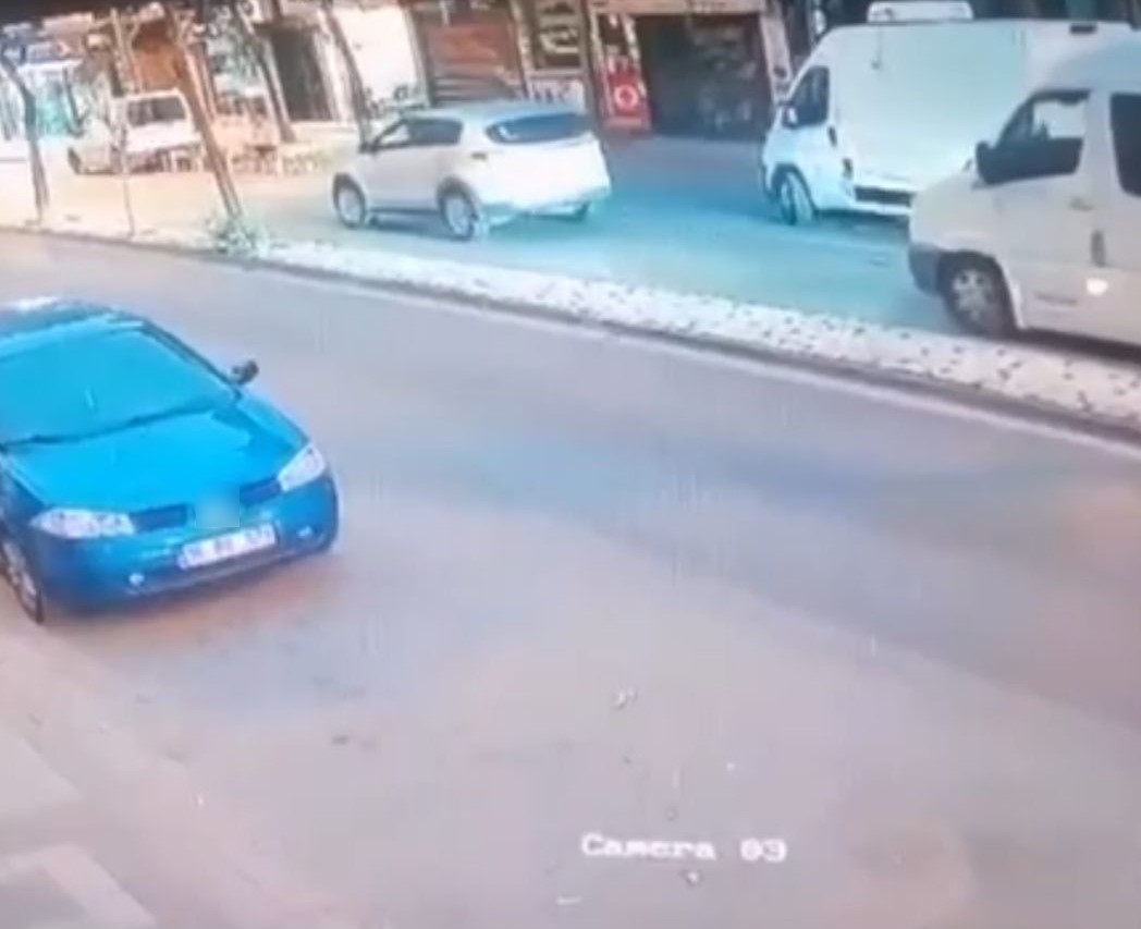 Park Halindeki Araca Çarptı, Hiçbir Şey Olamamış Gibi Kaçtı