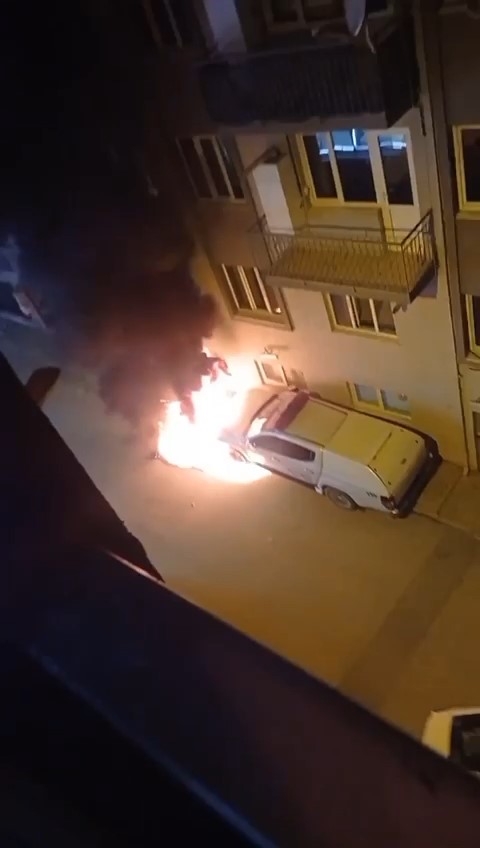 Park Halindeki Otomobil Alev Alev Yandı