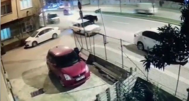 Park Halindeki Otomobile Arkadan Çarptı, Neye Uğradığını Şaşırdı