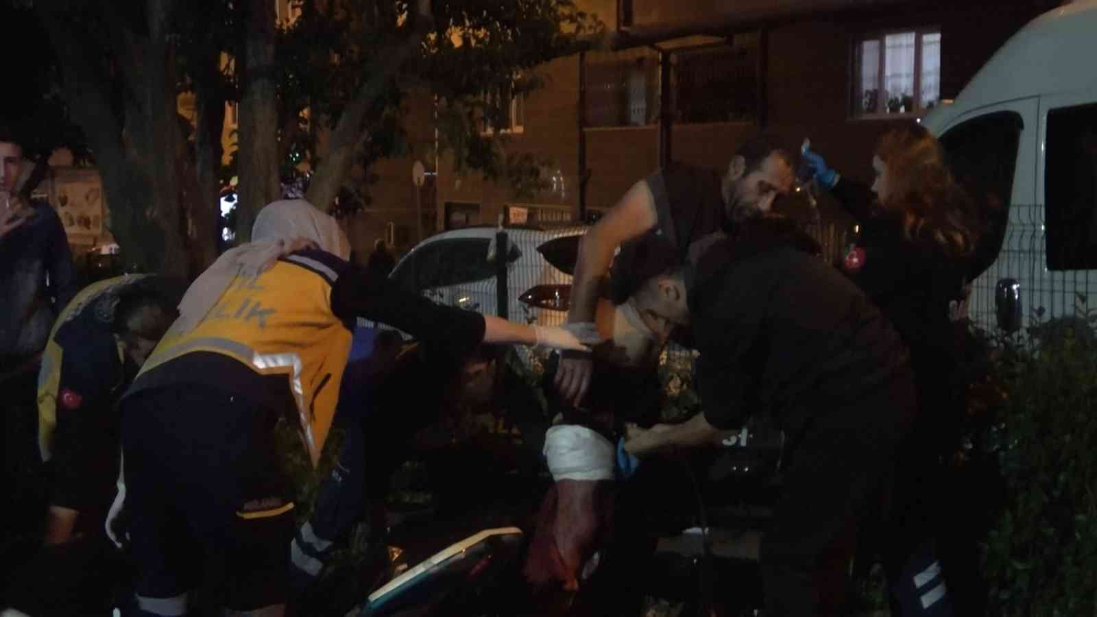 Parkta Bıçaklı Kavga: Baba Ve 2 Oğlu Yaralandı