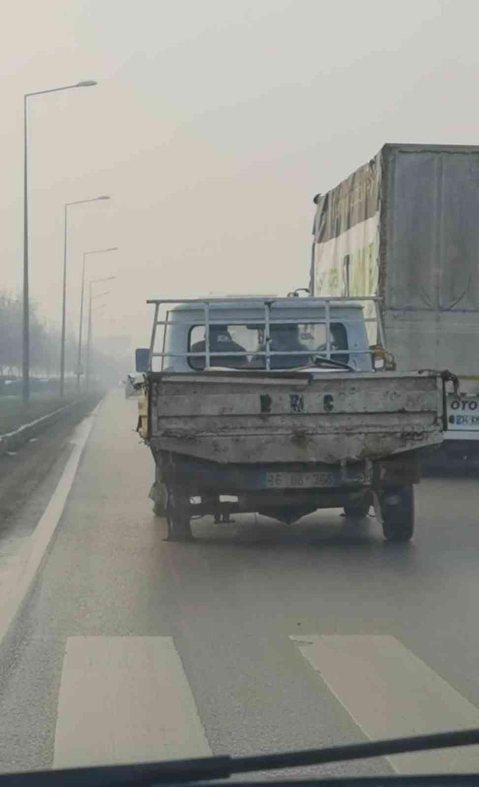Patlak Lâstikle Kilometrelerce Seyretti, O Ânlar Kameraya Yansıdı